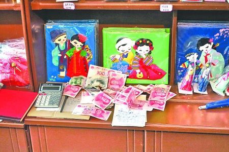 2012年6月21日，在朝鮮羅先特別市的一家商店里，柜臺(tái)上散落著一些人民幣。在朝鮮，人民幣比本國(guó)的貨幣更受歡迎。 CFP供圖
