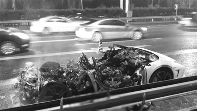 蘭博基尼自燃后報(bào)廢?！∥⒉┚W(wǎng)友 SCC寬寬 攝