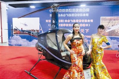 美女固然誘人，但更誘人的恐怕還是直升機(jī)