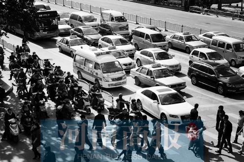 紫荊山路與商城路交叉口，見無車讓行，一輛救護(hù)車只好選擇右轉(zhuǎn)車道直行 記者 邱曉峰/攝