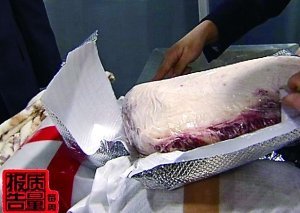 從旅客行李中查獲的走私牛肉。