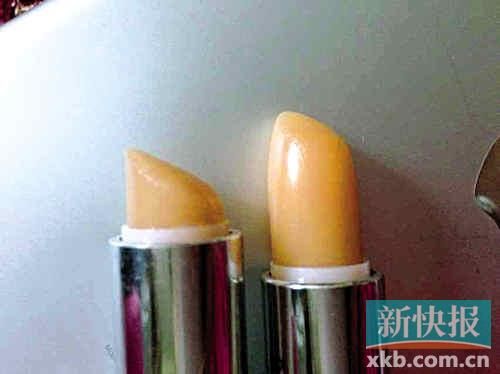 ■蘇小姐將其在專柜和聚美優(yōu)品購買的伊麗莎白雅頓唇膏對比，產(chǎn)品包裝和唇膏顏色明顯不同。