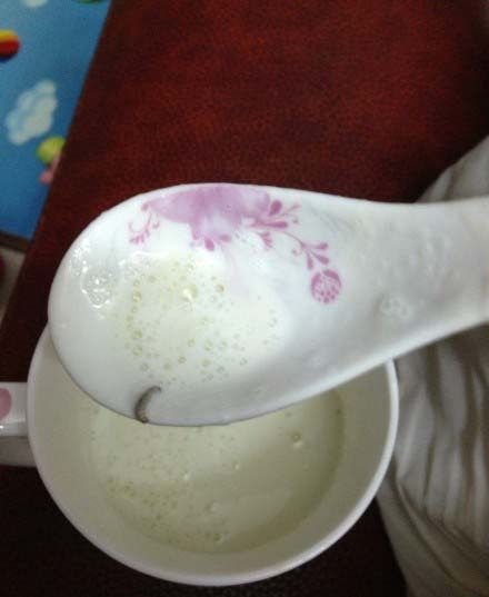 消費者在美贊臣奶粉中吃出蟲子。