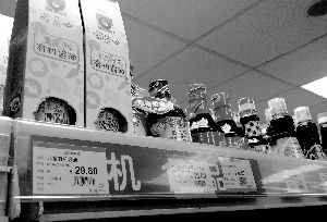 永旺超市里，兒童醬油價(jià)格不菲且品種繁多，但買(mǎi)的顧客較少。信息時(shí)報(bào)記者 郭柯堂 攝