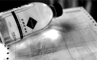 長綠苔的礦泉水和超市購物清單。 京華時報記者 王苡萱 攝