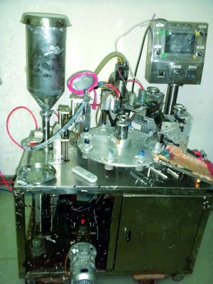 行動(dòng)中查獲的假冒“高露潔”牙膏和制假機(jī)械。信息時(shí)報(bào)記者鄭啟文 攝