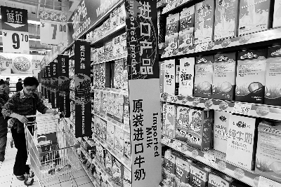 在通州某超市，進(jìn)口奶粉、純牛奶打出“原裝進(jìn)口”的招牌吸引消費(fèi)者購買 攝/法制晚報(bào)記者 黑克