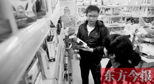 大學(xué)生創(chuàng)業(yè)孵化園內(nèi)，大學(xué)生S團(tuán)實(shí)體店的工作人員在向兩個(gè)同學(xué)推介商品