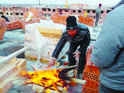 在俄羅斯工地打工時，因為天太冷，工人不得不在工地生火取暖。（圖由方先生提供）