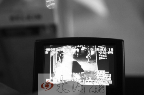 人民路上的這家商店,夜間疑被一男子隔著門縫用長竿偷走一臺蘋果ipad air。