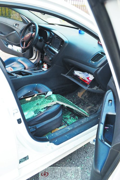 車玻璃被砸碎，車內被翻動。