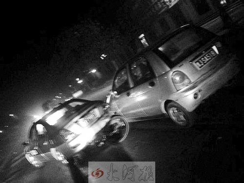 撞上出租車QQ才停下，兩車間還夾著一輛自行車。