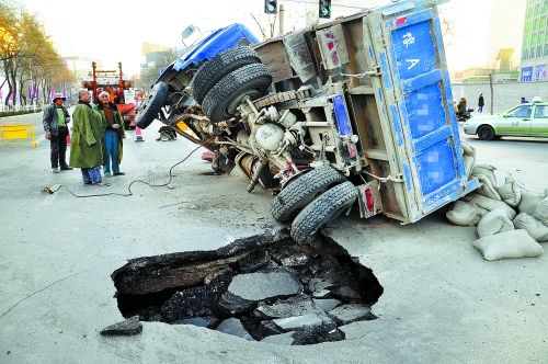 出事的卡車上，拉了十幾噸的水泥市民供圖