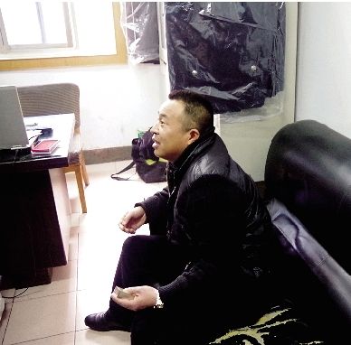 無證開套牌桑塔納轎車的段某，在華中食品城賣酒。