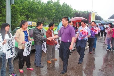 專案組押解嫌疑人回洛，的哥的姐自發(fā)前來迎接。