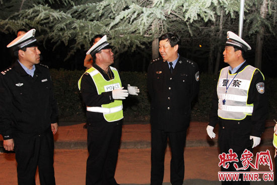 該支隊支隊長石軍(左二)、政委周西漢（左一）在向省總隊督導(dǎo)組匯報整治酒駕時的情景。