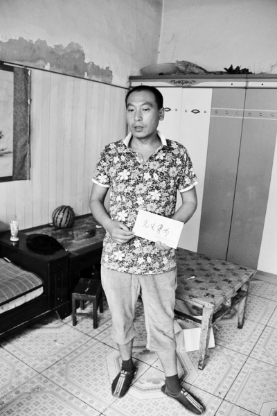采建新拿的信封里，是南京警方送來的獎金。