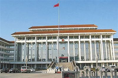 濮陽(yáng)縣違規(guī)、超標(biāo)修建的縣委、縣政府辦公樓。新華社發(fā)發(fā)布