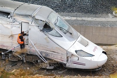 快速列車的車頭沒(méi)有受到太大損壞。