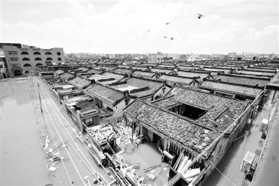 19日，廣東汕頭潮陽區(qū)和平鎮(zhèn)出現(xiàn)水浸現(xiàn)象。連日來，廣東省汕頭市潮陽區(qū)、潮南區(qū)普降暴雨。新華社發(fā)