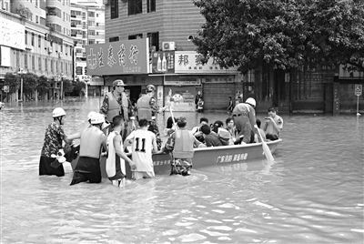 18日，廣東省清遠(yuǎn)市陽山縣縣城,消防官兵合力推動沖鋒舟，轉(zhuǎn)移被困學(xué)生。新華社發(fā)