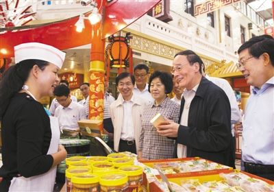 9月6日，王岐山在天津南市食品街調(diào)研，在月餅柜臺(tái)前，詢問(wèn)中央關(guān)于中秋國(guó)慶嚴(yán)禁公款送禮的規(guī)定發(fā)布后的銷售情況。新華社記者 李學(xué)仁 攝