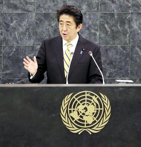 日本首相安倍晉三25日在紐約發(fā)表演講時稱，修改憲法解釋以解禁集體自衛(wèi)權(quán)的目的是使日本變成“為世界和平與穩(wěn)定更積極做出貢獻(xiàn)的國家”。圖為26日安倍在聯(lián)合國演講。