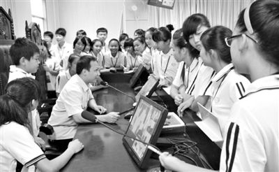 2013年5月30日，結(jié)合當(dāng)前國內(nèi)民眾普遍關(guān)注的“校長開房”、“強(qiáng)奸猥褻”等事件，廣西上思縣人民法院邀請中小學(xué)生到法院觀摩案件的庭審，提高他們的守法、維權(quán)意識。圖/IC