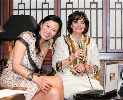 英國《每日郵報》刊發(fā)了一張鄧文迪曾幫助布萊爾夫人在中國推銷其自傳的圖片。