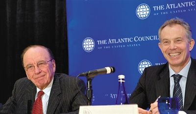 2008年，布萊爾與默多克在美國參加一國際會議。