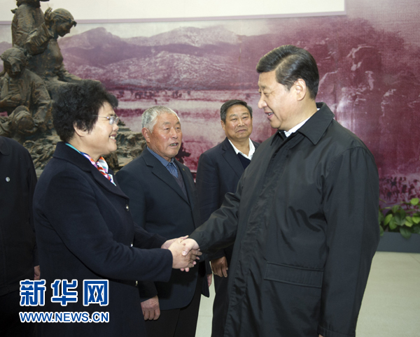 25日上午，習(xí)近平在臨沂華東革命烈士陵園參觀沂蒙精神展并會見當(dāng)?shù)叵冗M模范和當(dāng)年支前模范后代代表。