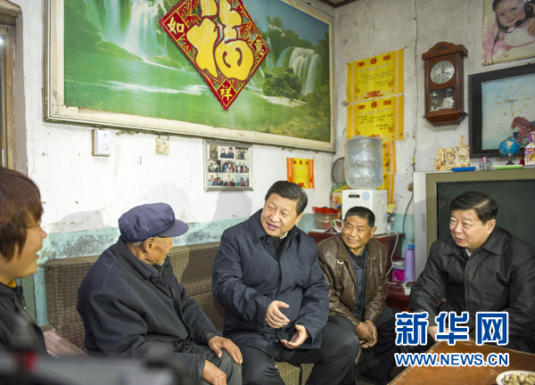 25日下午，習(xí)近平在地處沂蒙老區(qū)的臨沭縣曹莊鎮(zhèn)朱村看望83歲的“老支前”王克昌。