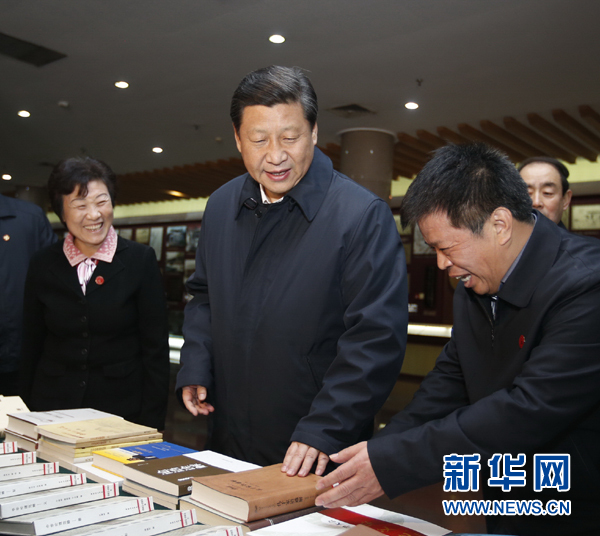 26日上午，習(xí)近平在孔子研究院參觀考察。新華社記者鞠鵬 攝