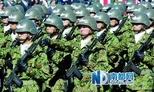 10月27日，日本自衛(wèi)隊舉行閱兵儀式