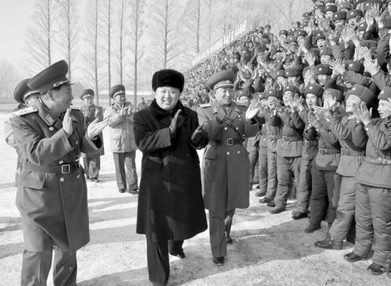 24日，金正恩視察前線部隊(duì)。