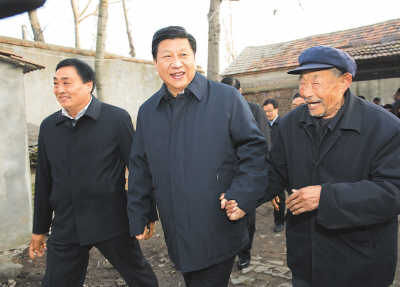 11月25日，習近平在地處沂蒙老區(qū)的臨沭縣曹莊鎮(zhèn)朱村，親切地拉著83歲的“老支前”王克昌的手。