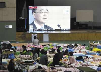 27日，韓國珍島，“歲月”號客輪乘客家屬在體育館觀看總理鄭烘原辭職新聞。當日，鄭烘原召開緊急發(fā)布會，表示對韓國“歲月”號沉船事件負責，宣布引咎辭職。