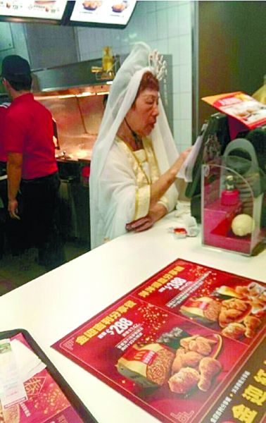 麥當勞也挺拼的！店員化身觀音為顧客點餐