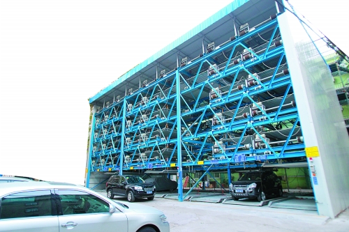 商務(wù)廳（北院）內(nèi)新建一個(gè)立體停車(chē)場(chǎng)，有68個(gè)停車(chē)位，但目前停車(chē)率不高。