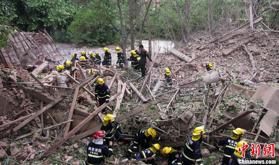 圖為南京消防隊員在現場搜救。中新社發(fā) 梅亮 攝