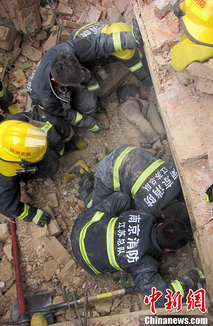 圖為南京消防隊員找到被埋工人。中新社發(fā) 梅亮 攝