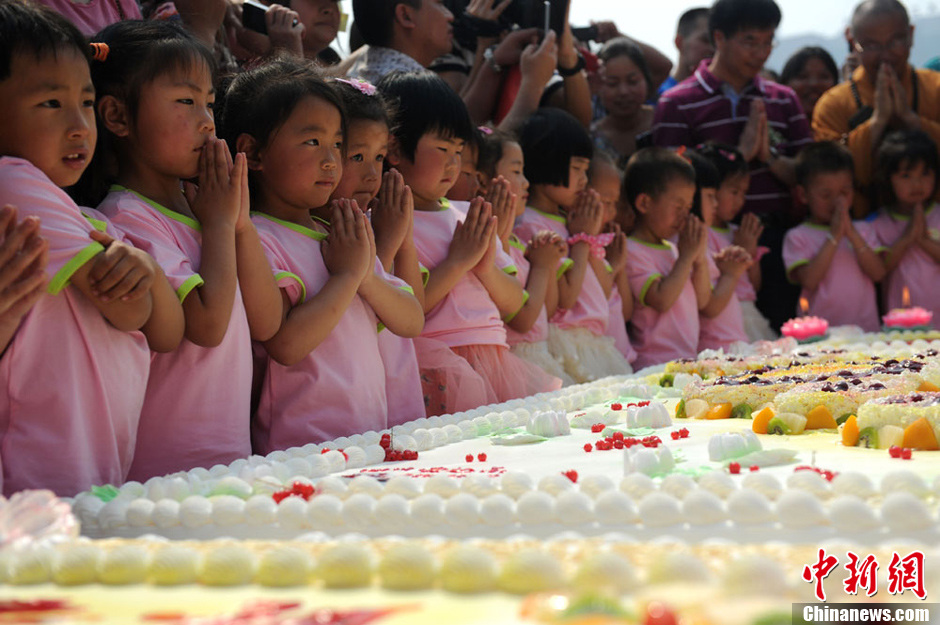 圖為孩子們在生日蛋糕前許下愿望。張浪 攝