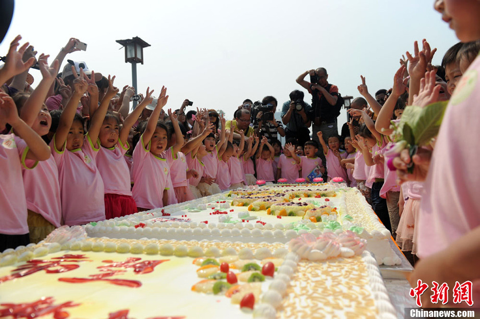 圖為孩子們準(zhǔn)備享用生日蛋糕。張浪 攝