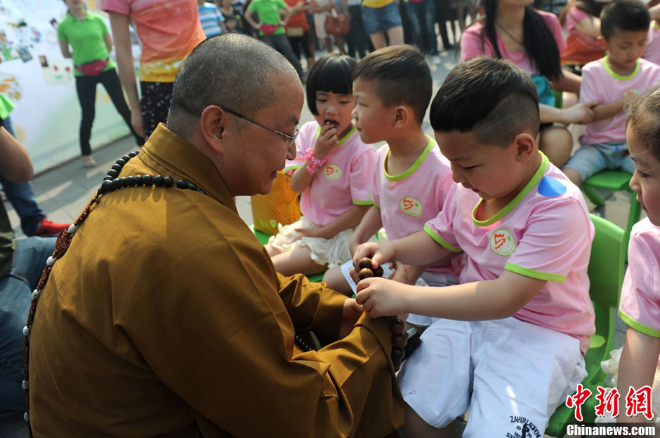 圖為羅漢寺素全法師與參加生日party的孩子。張浪 攝