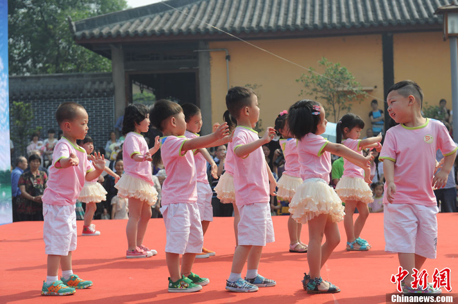 圖為孩子們在生日Party上表演節(jié)目。張浪 攝