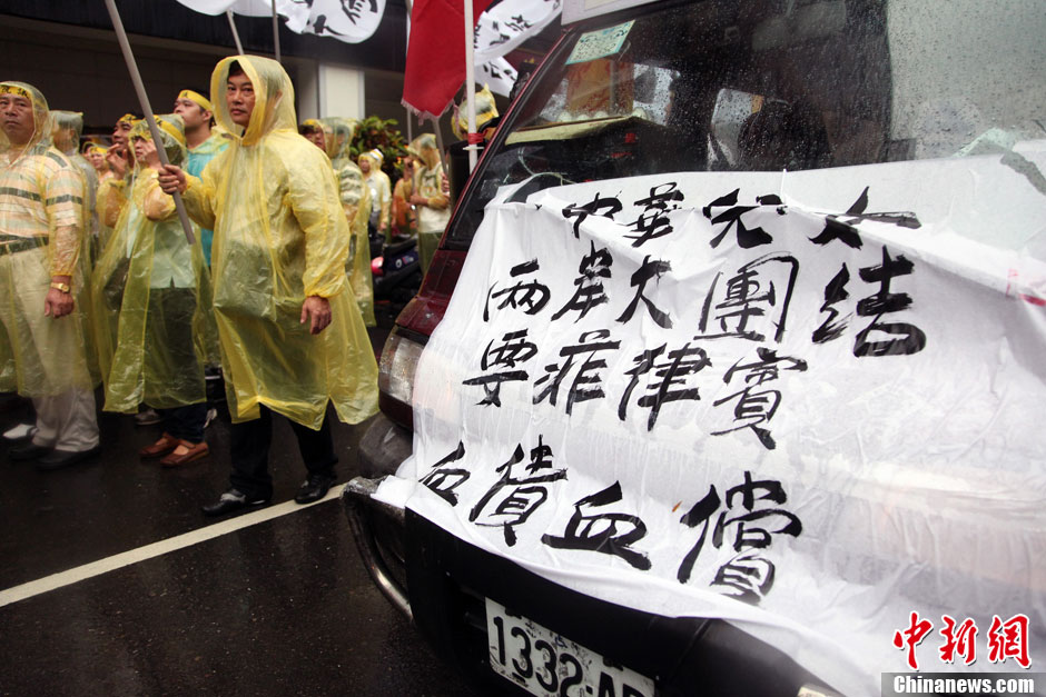 5月13日，屏東縣數(shù)百漁民北上臺北，在馬尼拉經(jīng)濟文化辦事處前抗議