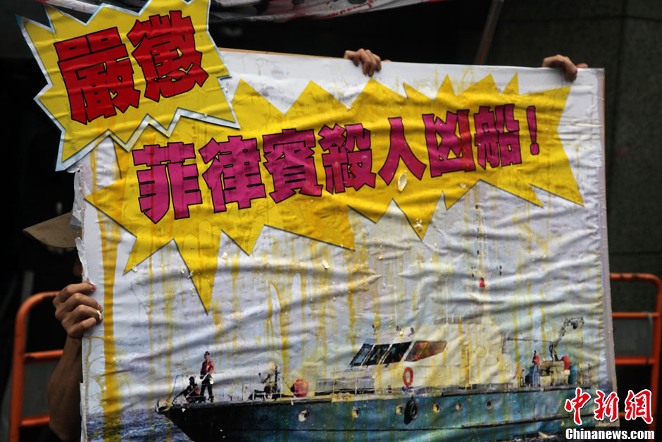 圖為一個抗議紙板蛋痕累累，持板人躲在紙板后面。中新社發(fā) 董會峰 攝