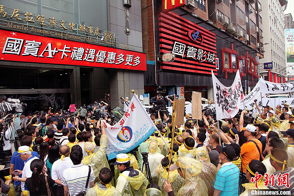 5月13日下午，屏東縣數(shù)百漁民北上臺(tái)北，冒雨在馬尼拉經(jīng)濟(jì)文化辦事處前抗議，要求菲律賓政府為攻擊臺(tái)漁船