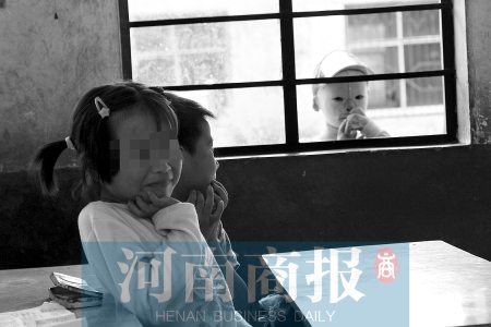 她不止一次說(shuō)想去上學(xué)，而更多的時(shí)候，她是站在教室外面，眼巴巴地看著里面的小朋友