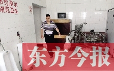 男廁中擺放的電視機(jī)、柜子、自行車等物品